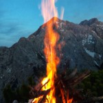 Johannifeuer am Manndl (Nebengipfel des Waxensteins) mit Blick auf die Alpspitze