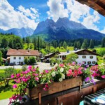 Genießen Sie die grandiose Aussicht vom Balkon